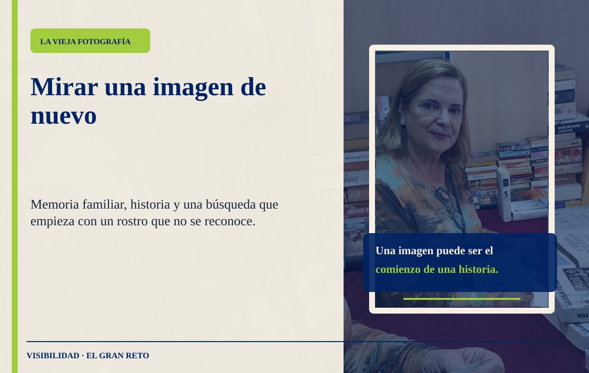 Detalle de cuaderno y fotografías que evoca el trabajo de una novela