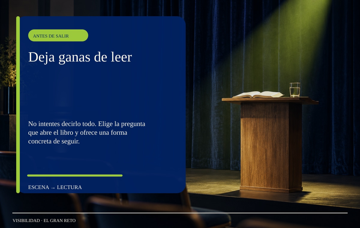 Libro abierto sobre un atril, iluminado por un foco verde lima ante un telón de terciopelo