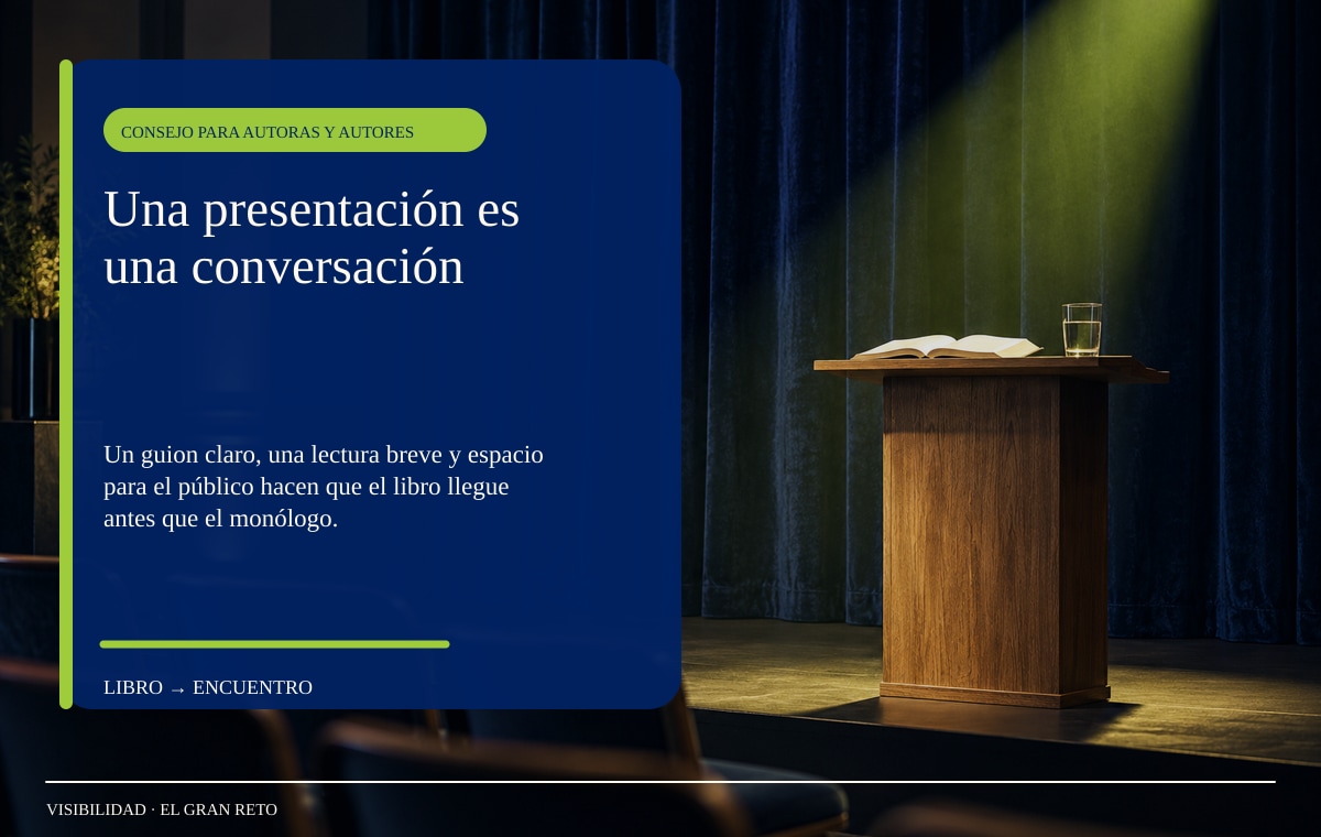 Atril de madera con un libro abierto, vaso de agua y telón azul en un pequeño auditorio